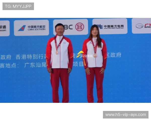 国际帆板巡回赛中国代表队在强风条件下凭操控夺牌回国
